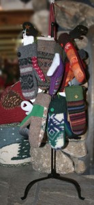Mittens for men out of recycled sweaters are warm, wind proof and welcoming.