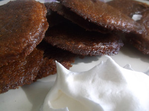 Gingerbread cookies with tiramisu dip